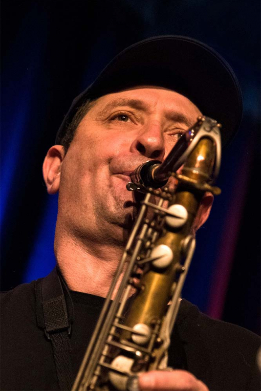 Ein Portraitfoto von Alberto Menéndez beim Saxophonspielen